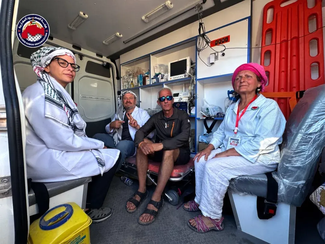 Paula Gimenez y Lucas Aguilar en la ambulancia de la caravana de ayuda humanitaria. 