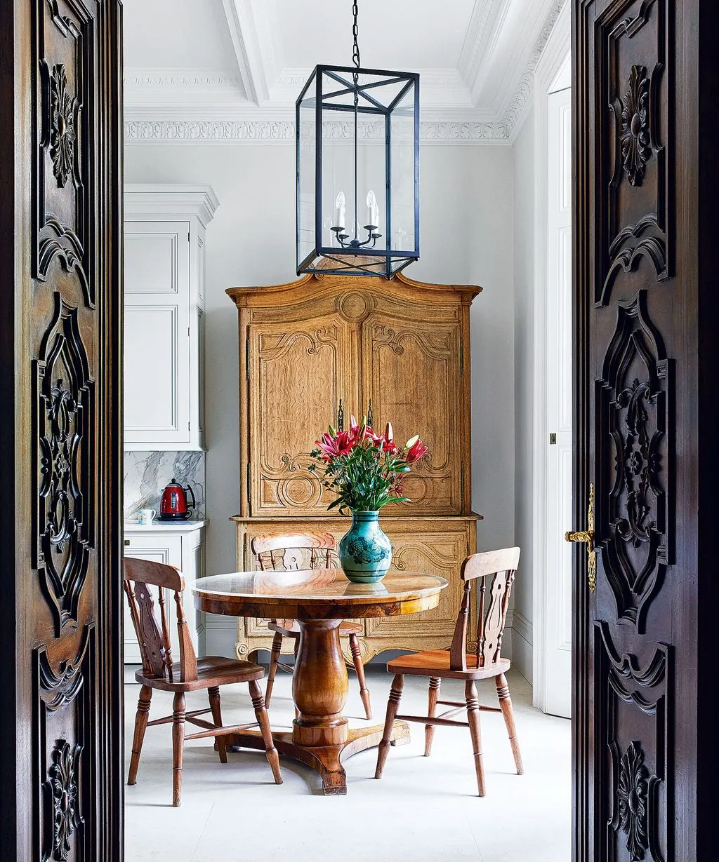 La construcción en madera maciza y los herrajes originales son excelentes indicadores de un valor duradero en la pieza vintage. 