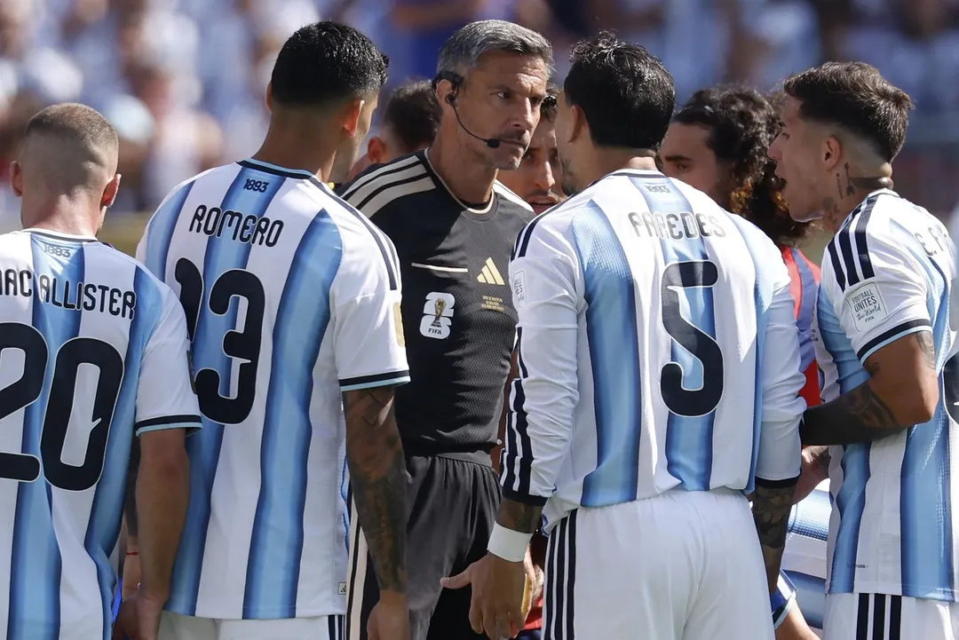 El juez esloveno Slavko Vincic discute con Leandro Paredes tras mostrarle la tarjeta amarilla.