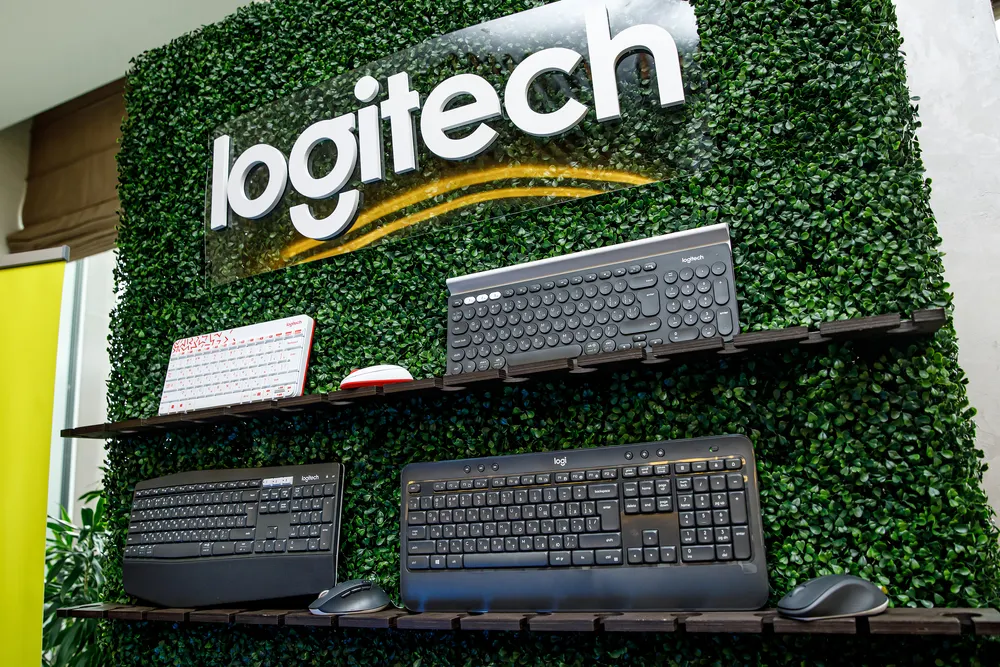El teclado es compacto y requiere tiempo de adaptación, especialmente para las teclas de flechas y el pad numérico.