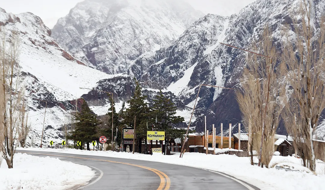 La nevada cambió el paisaje de la cordillera, pero también volvió a mostrar la realidad de quienes viven y trabajan donde casi todo cuesta el doble.