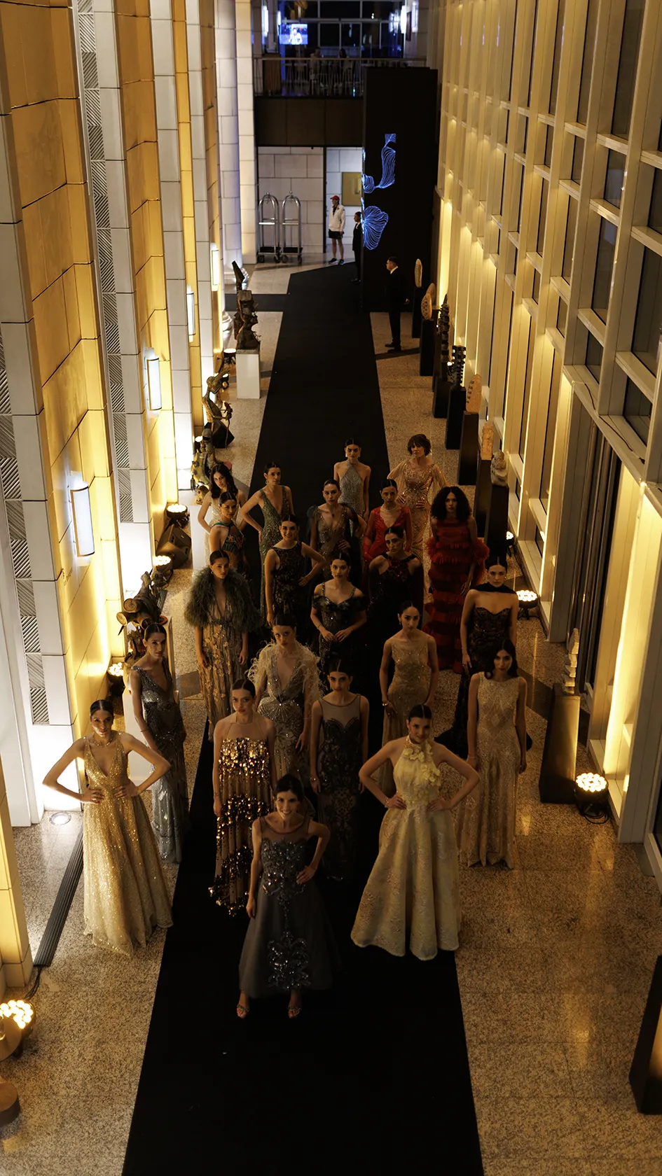 Las modelos y el Hyatt, en una foto imponente.