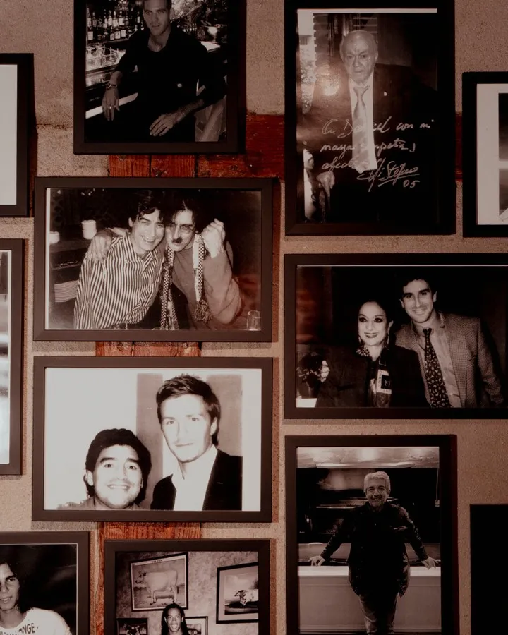 El restaurante tiene fotografías de las grandes figuras que lo visitaron.