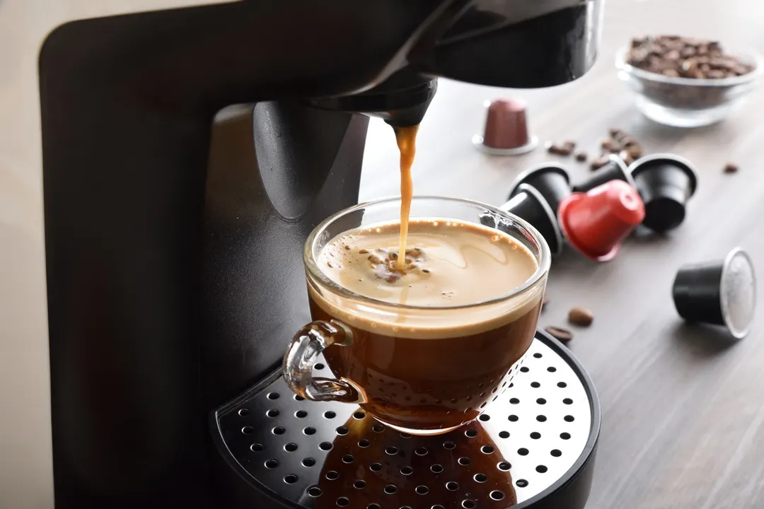 Las cafeteras eléctricas de última generación permiten programar recetas de especialidad desde el hogar.