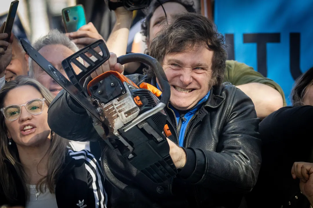 El presidente argentino Javier Milei simbolizó con una motosierra el afán de muchos derechistas latinoamericanos por recortar el Estado en sus países. 