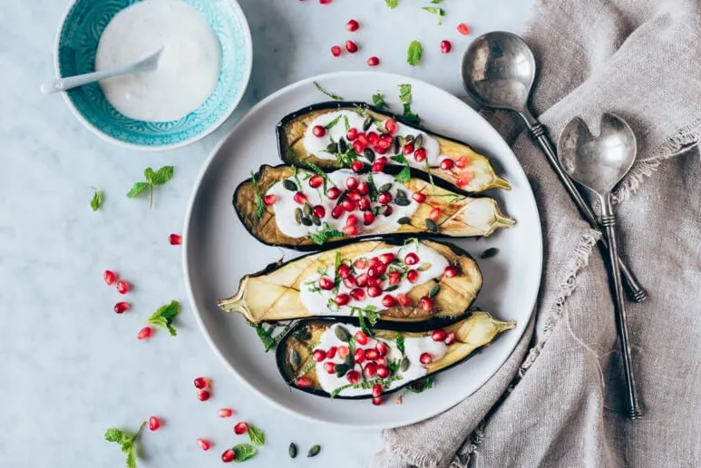 Berenjenas, yogur y granada: la ensalada con aire gourmet para sorprender.