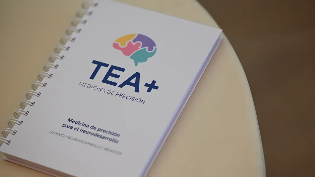 FlowTEA combina estimulación cerebral no invasiva, neurofeedback, realidad virtual y entrenamiento cognitivo computarizado en un mismo abordaje.