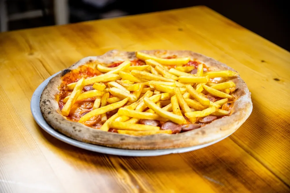 Esta receta combina lo crocante de las papas con lo fundente del queso, creando una textura única.