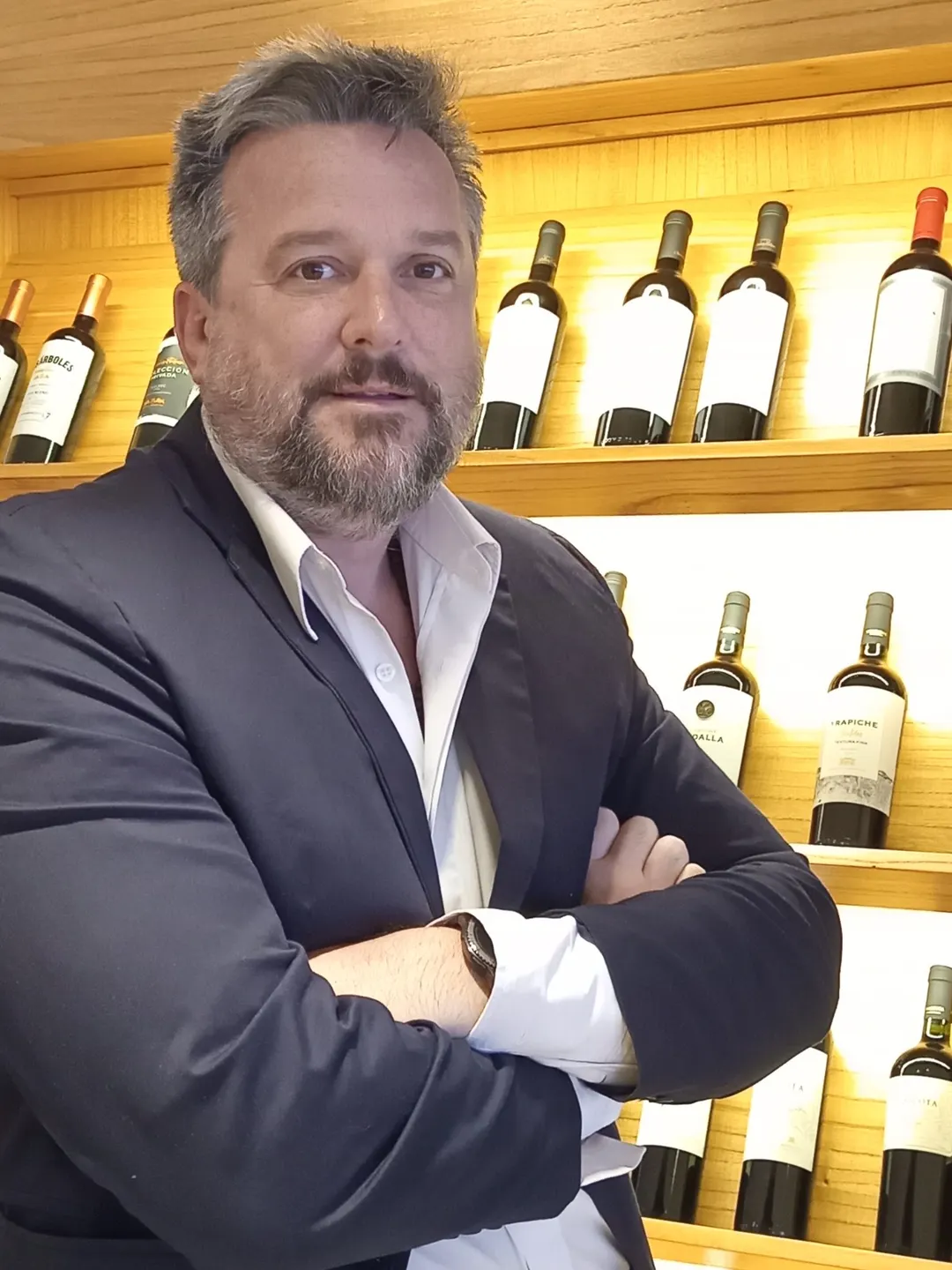 Juan Schamber deja su puesto de gerente de Relaciones Institucionales de Grupo Peñaflor y vicepresidente de Bodegas de Argentina, para asumir su nuevo cargo de Director Ejecutivo de la Cámara de Exploración y Producción de Hidrocarburos (CEPH). 
