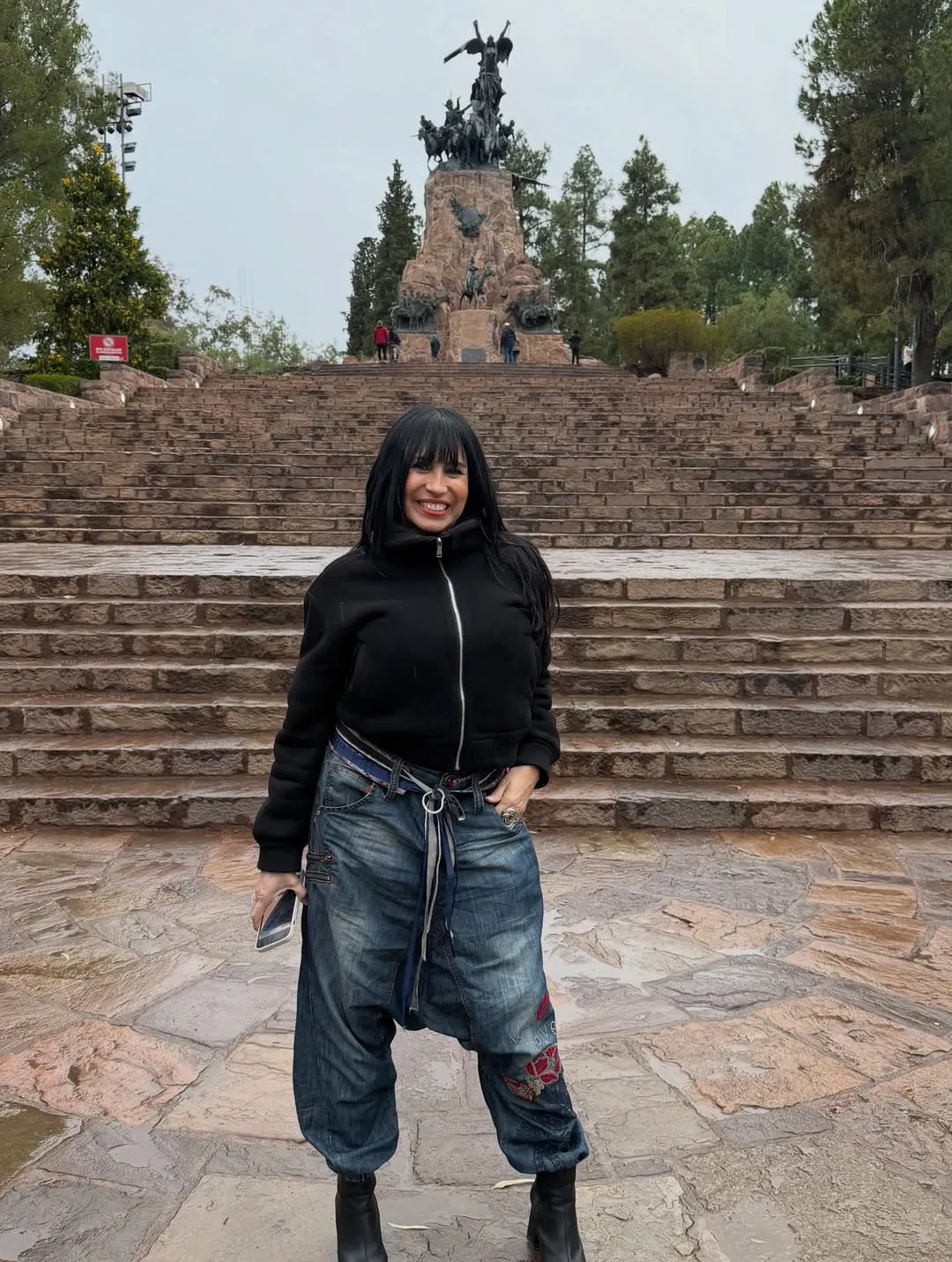 Marixa Balli visitó el Cerro de la Gloria y lució su espléndida sonrisa.