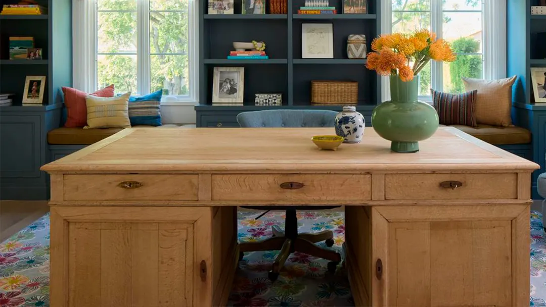 Los escritorios de madera usados con características vintage suelen ser duraderos y con ciertos detalles ornamentales