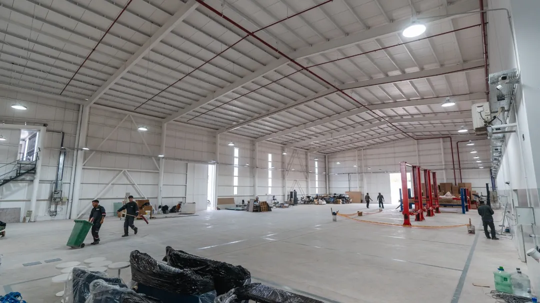 Emplazada estratégicamente en un terreno de 5.000 m² en la intersección de Av. San Martín Sur 709, esquina Av. Ingeniero Cipolletti, en Godoy Cruz.