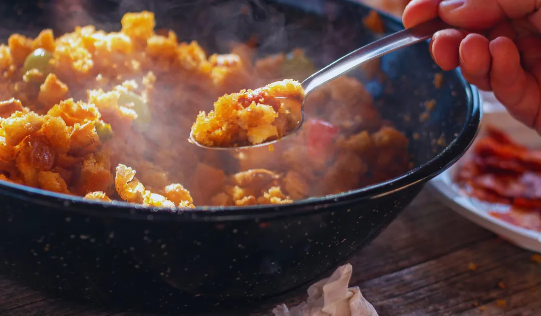 En algunas zonas, la receta tradicional de migas se acompaña con frutas dulces como uvas o melón para crear un contraste único.