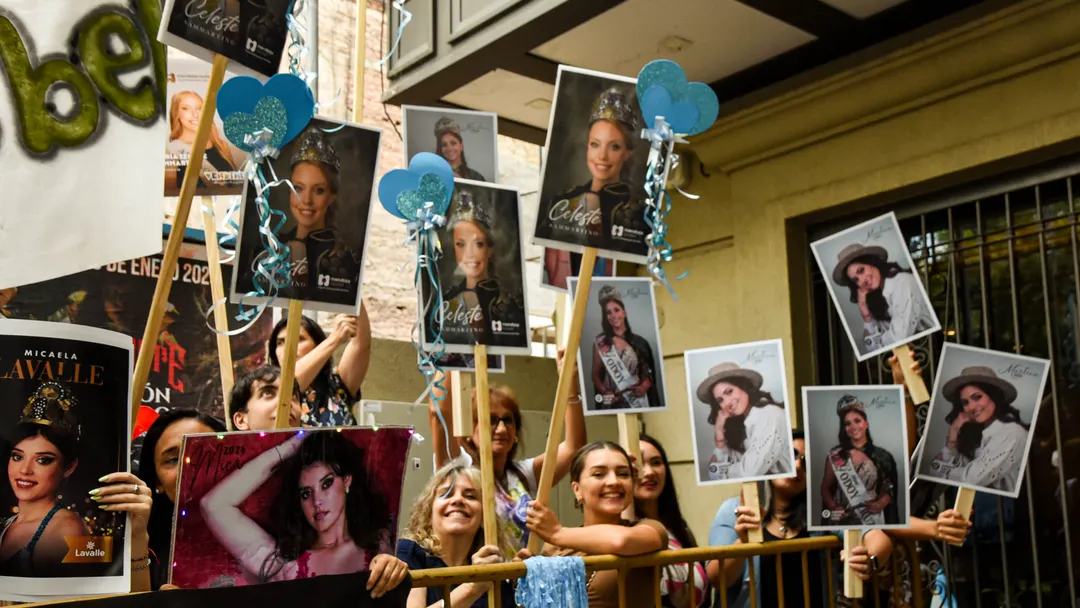 Entre vuvuzelas y cánticos, las familias transformaron la vereda en una verdadera tribuna de afecto.