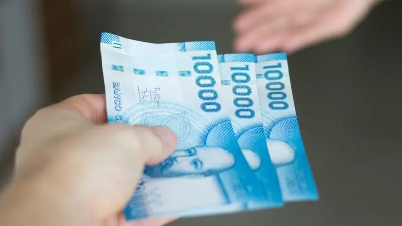 Cambiar dólar billete por pesos chilenos puede rendir más en la ciudad que en el aeropuerto en Chile.
