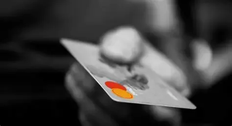 El área de Finanzas suele enterarse de un consumo una vez que aparece en el resumen o en la rendición posterior.