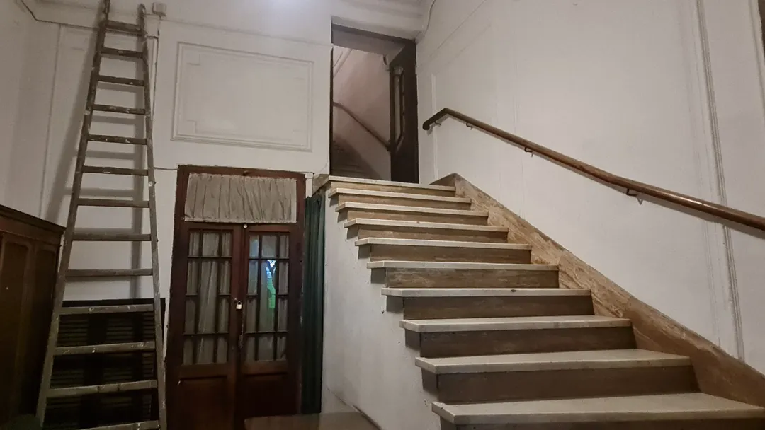 El recibidor de este histórico espacio, las escaleras conducen al deslumbrante salón.