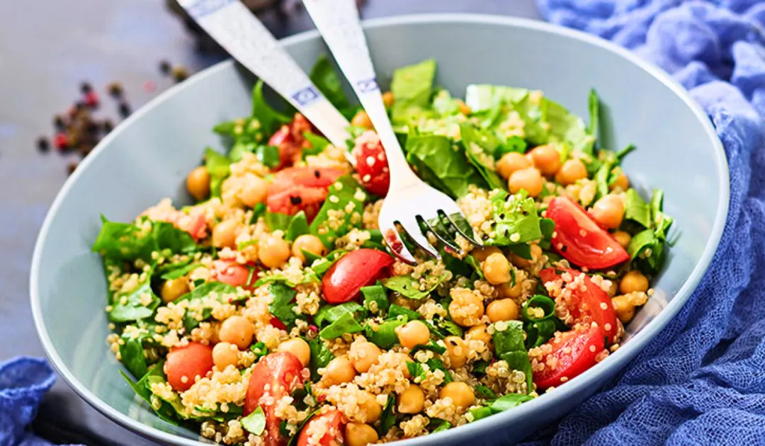 Ensalada de quinoa con garbanzos y espinacas: receta saludable y fácil Foto: Shutterstock