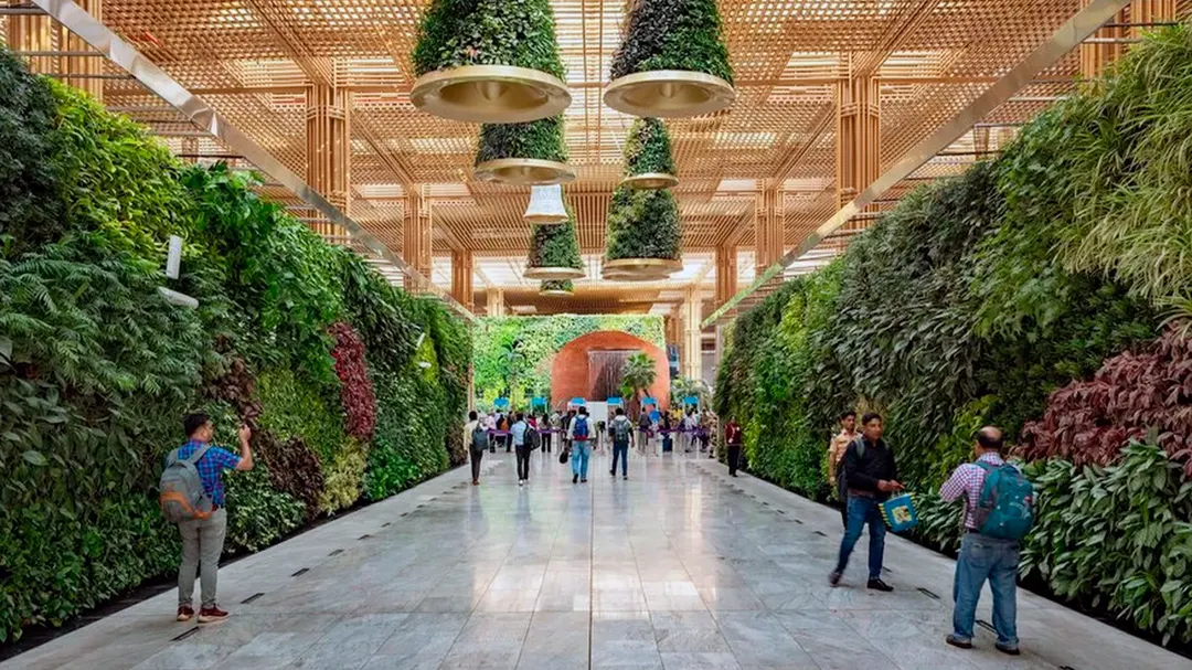 La arquitectura incorpora vegetación como parte del diseño y no como simple decoración.
