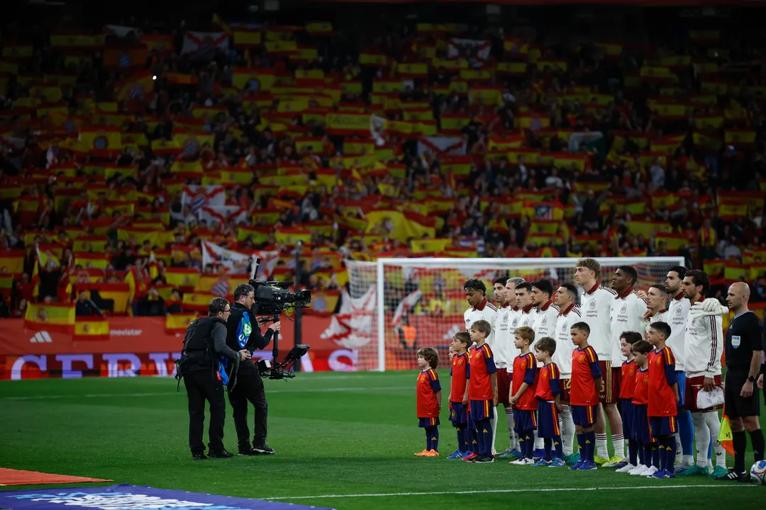 LA RFEF se expone a una fuerte sanción luego de los cánticos racistas en España-Egipto.