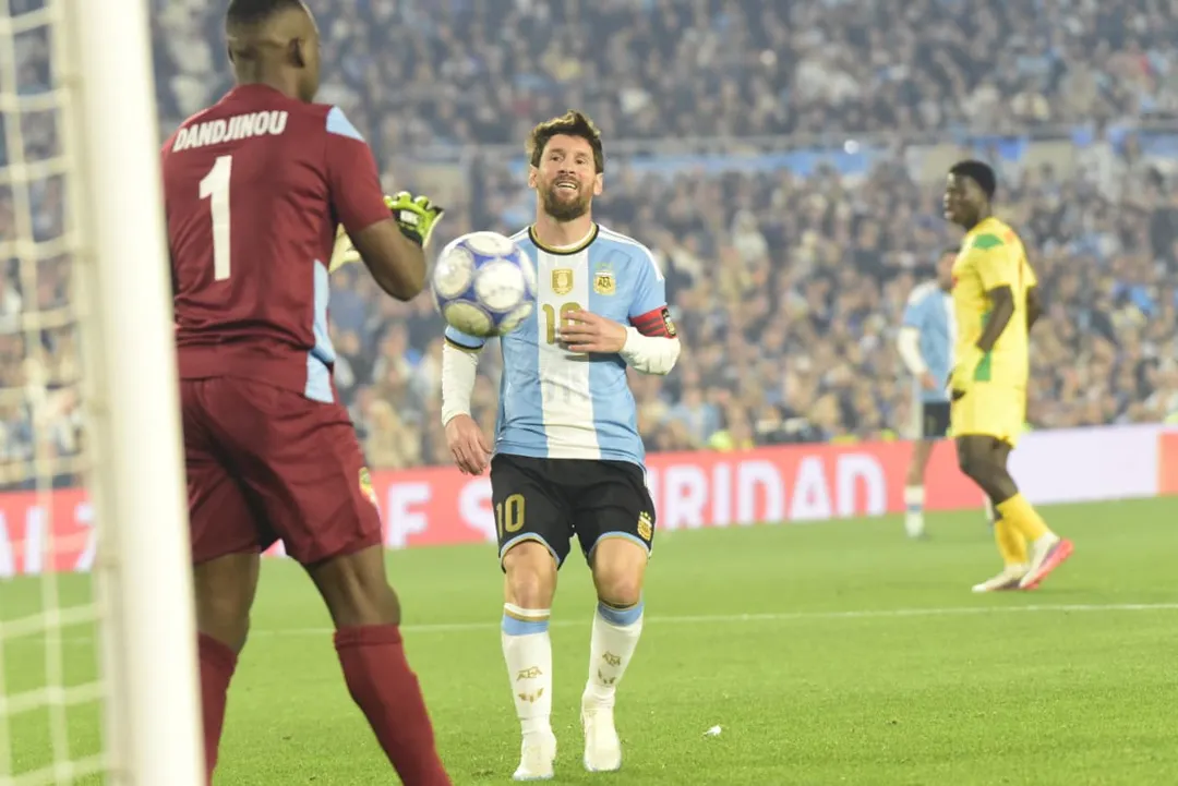 Messi busca el gol y ya tuvo un par de chances claras que despejó el arquero Dandjinou.