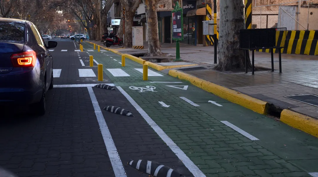 El ciclista grabó los peores obstáculos en la ciclovía del centro de Mendoza.