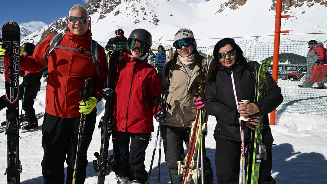 Los SUárez Villafañez equipadísimos para disfrutar de la nieve sobre los esquíes.