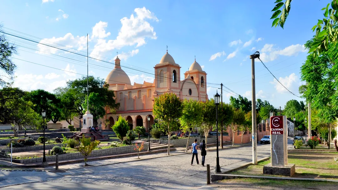 La iglesia Nuestra Señora del Rosario guarda piezas históricas vinculadas con el pasado religioso del pueblo.