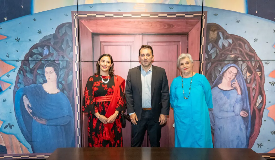 El ministro de Educación, Cultura, Infancias y DGE, Tadeo García Zalazar; la jefa de Cancillería y Asuntos Políticos de la Embajada de México en Argentina, Camila del Carmen Aviña Zavala; y la cónsul de México en Mendoza, María Landa.