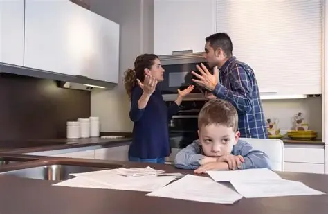 Discutir frente a toda la familia.
