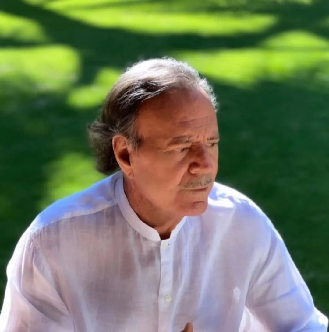 Julio Iglesias enfrenta acusaciones de trata de personas y servidumbre en sus residencias del Caribe.