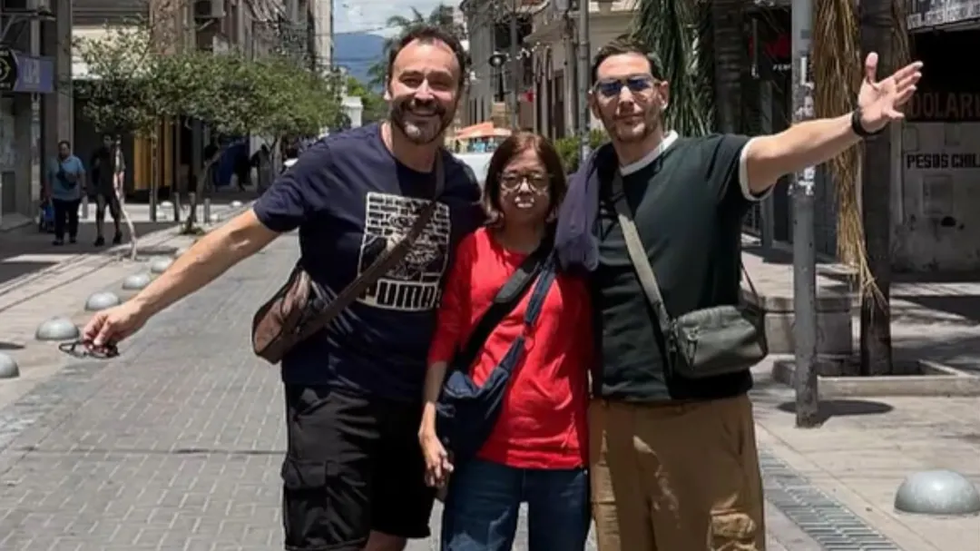 Rodrigo Lussich, Adrián Pallares y Meche, productora de Intrusos. 