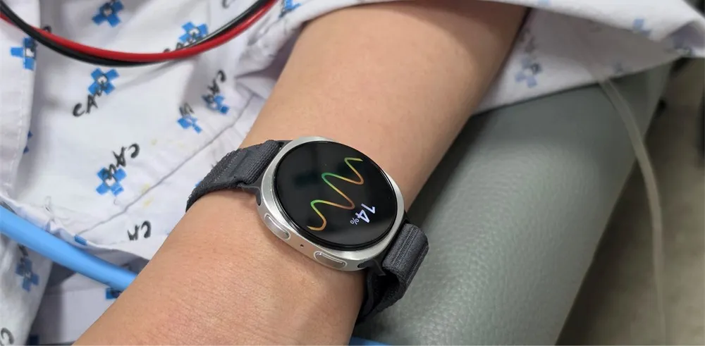 Los sensores ópticos del Galaxy Watch analizan el ritmo cardíaco para detectar anomalías antes de que el usuario pierda el conocimiento.