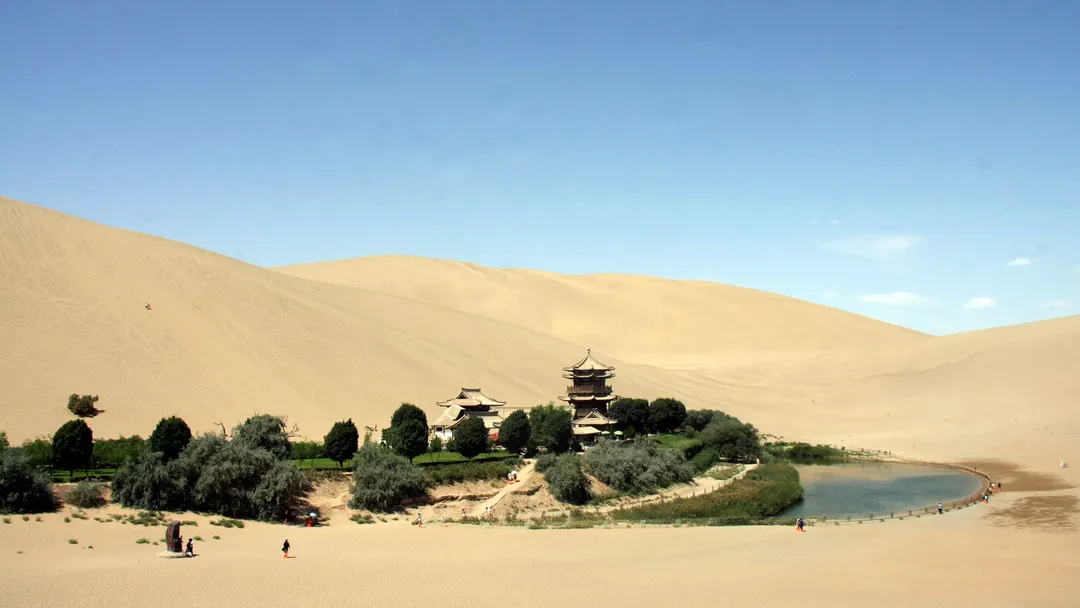 Desde 1978 China desarrolla su gran programa forestal contra la desertificación. Dunhuang (imagen). 