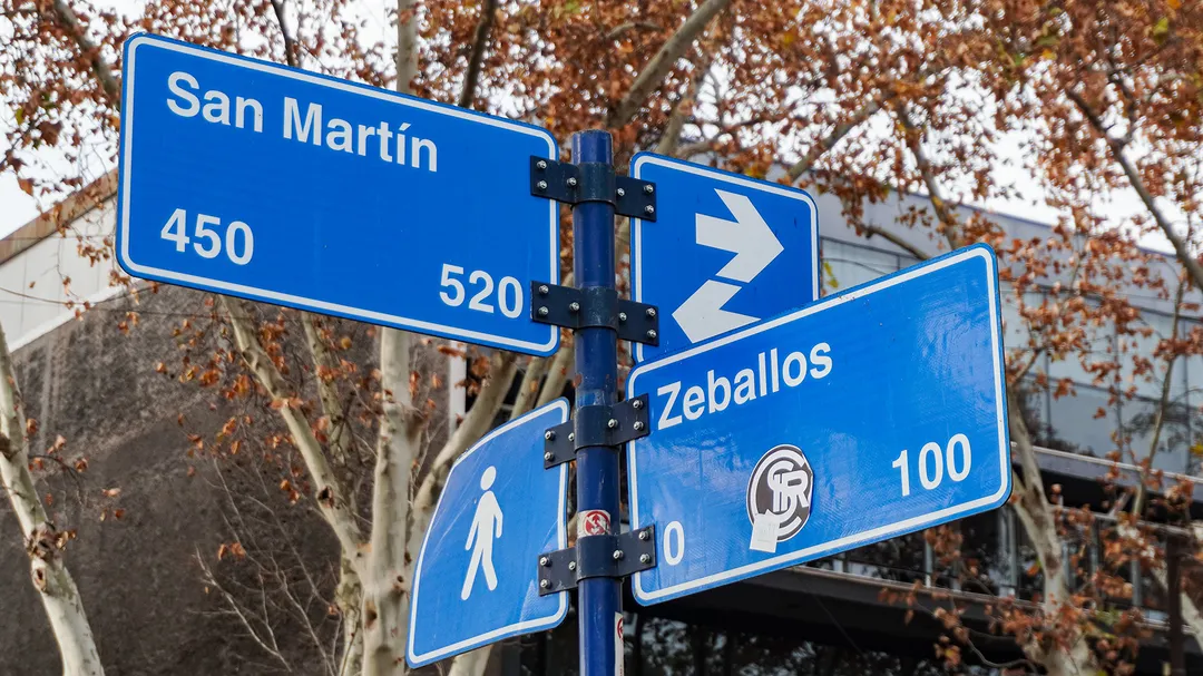 Es pasaje Zeballos es peatonal. Solo ingresan los autos de las personas que habitan allí. Aunque los vecinos cuentan que cuando hay grandes eventos, como los vendimiales, se usa como estacionamiento.