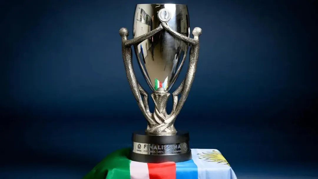 El trofeo de la Finalissima sobre las banderas de Italia y Argentina, previo a la edición de 2022.
