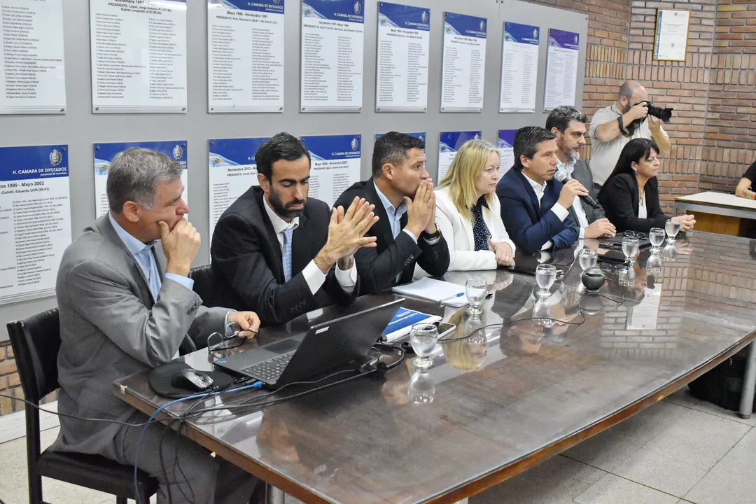 El ministro de Hacienda, Víctor Fayad, presentó el proyecto de Presupuesto 2026 este miércoles en la Legislatura.