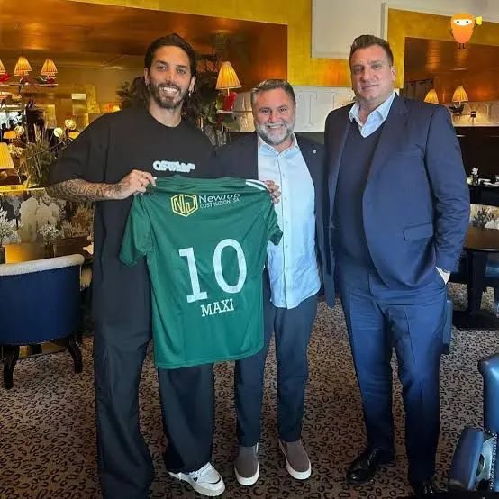 En abril de 2025, Maxi López adquirió el 40% del FC Paradiso, club de la tercera división de Suiza. 