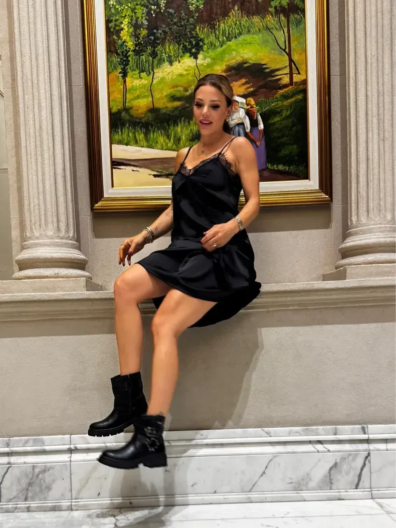 Vestido lencero, botas urbanas y accesorios sutiles.