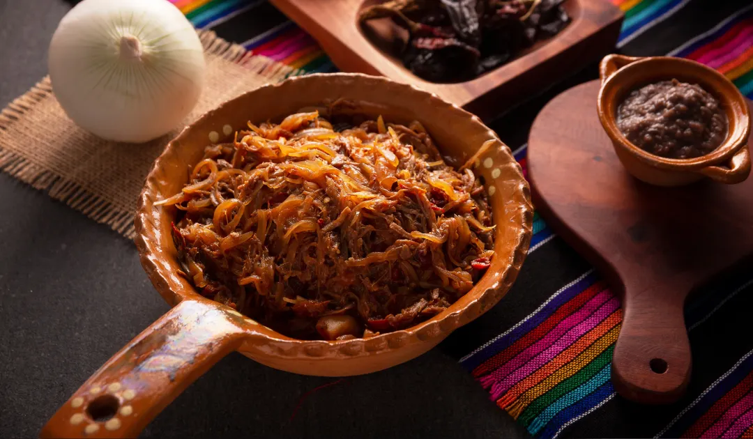 Aunque la receta tradicional se hace con res, también existen versiones con pollo, cerdo o incluso atún, adaptándose a los ingredientes disponibles en cada hogar mexicano.