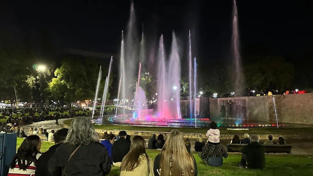 Mendoza despidió a Felipe Staiti con un espectáculo de aguas danzantes con clásicos de la querida banda mendocina.