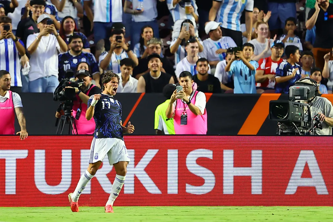 Giuliano Simeone celebra su gol en el amistoso previo al Mundial 2026 entre Argentina y Honduras.