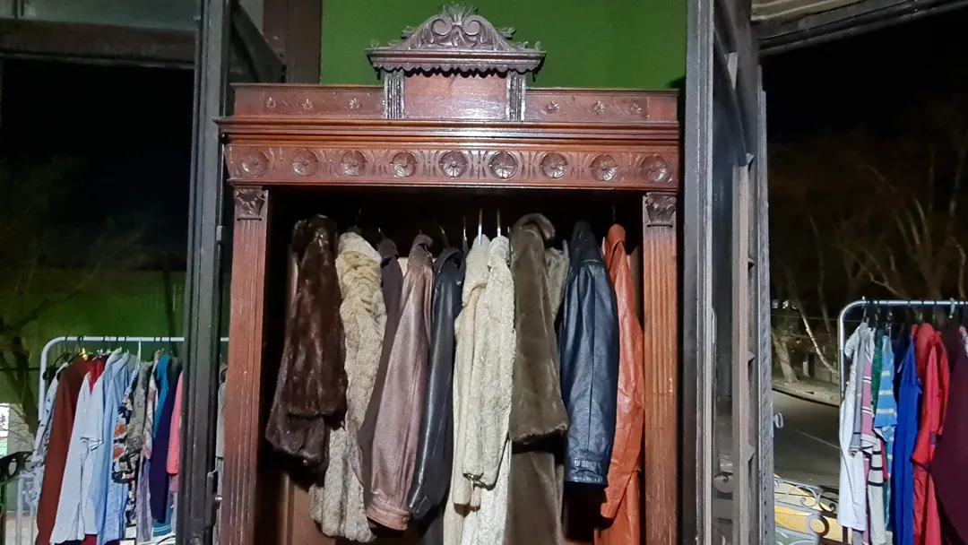 Muebles originales de la exfábrica de pastas, hoy son utilizados para exhibir prendas vintage.