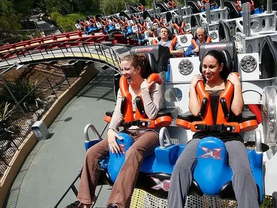 X2: cómo es la montaña rusa cerrada en el parque Six Flags de California y qué se sabe de las denuncias que enfrenta por lesiones cerebrales
