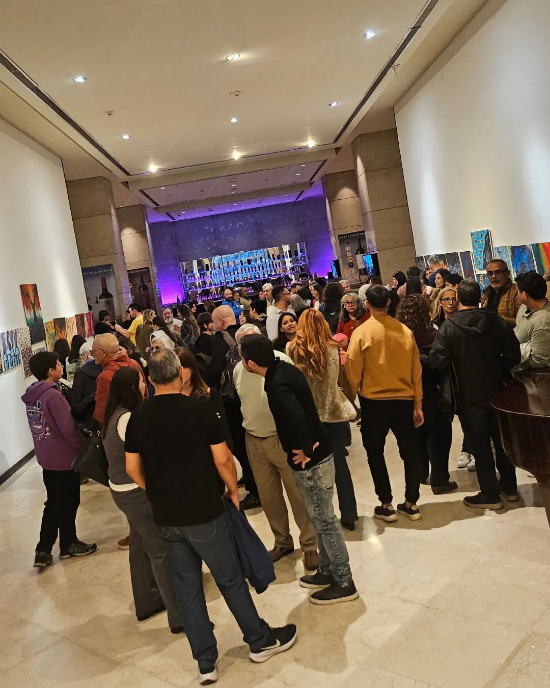 Una importante cantidad de invitados se dieron cita en el lujo hotel para la inauguración de la muestra.