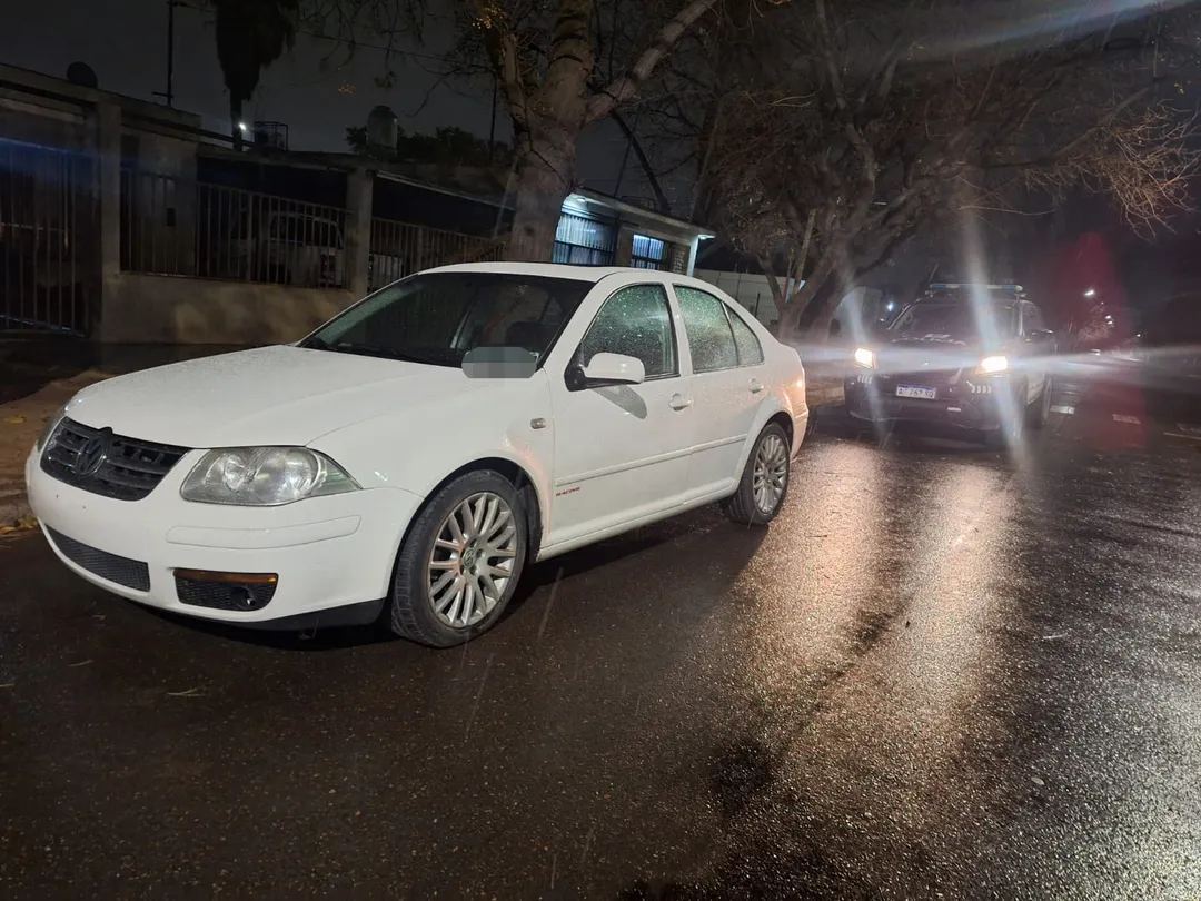 El Volskwagen Bora blanco en el que se movilizaban los sospechosos. 