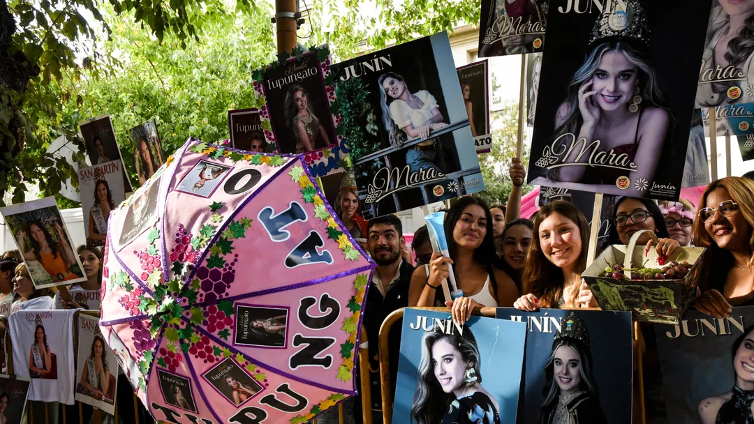 Mucha emoción y creatividad en los entusiastas a la hora de llamar la atención de las reinas de la Vendimia.