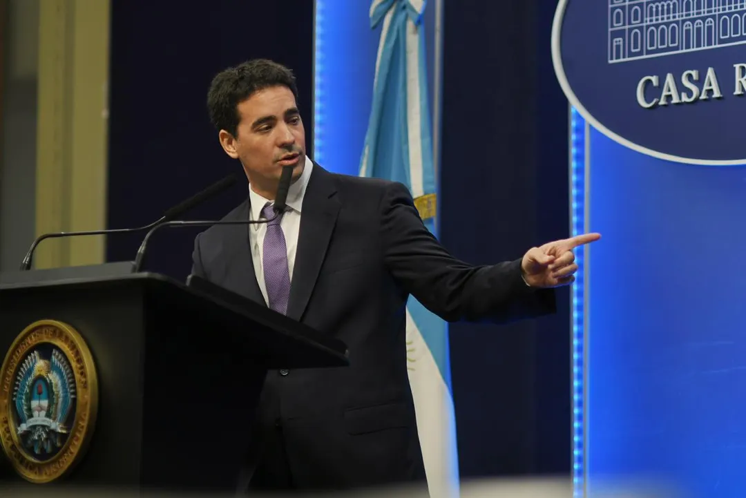 Adrián Ravier en su primera conferencia de prensa como vocero presidencial.