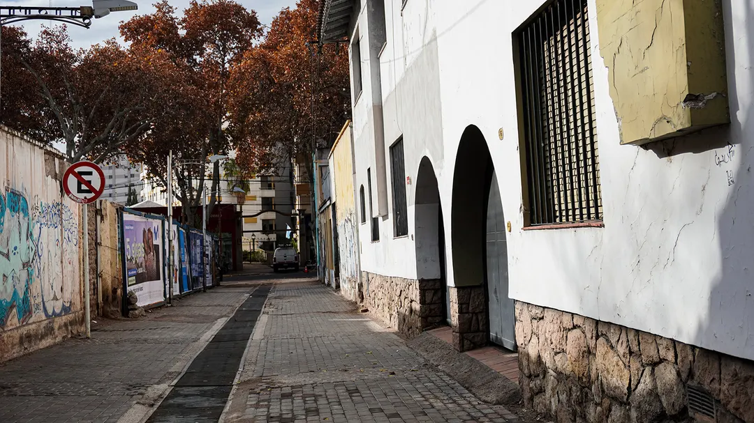 Construcciones altas e imponentes en un pasaje que tiene una extensión de solamente una cuadra.