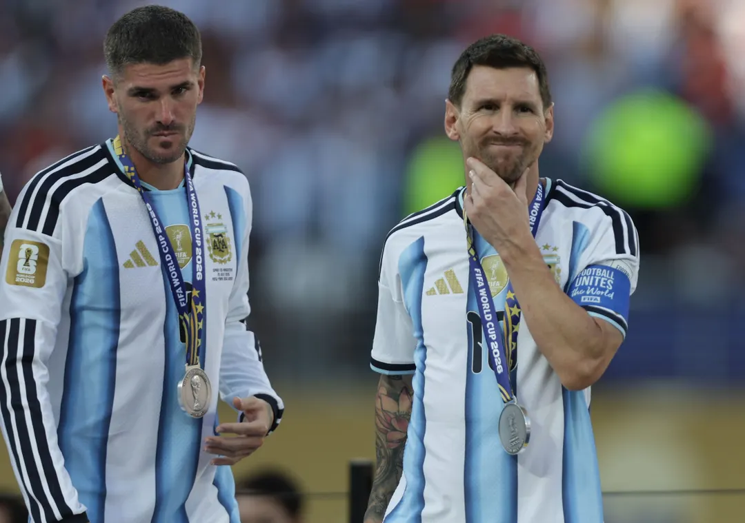De Paul y Messi, con las medallas de subcampeón del mundo. 